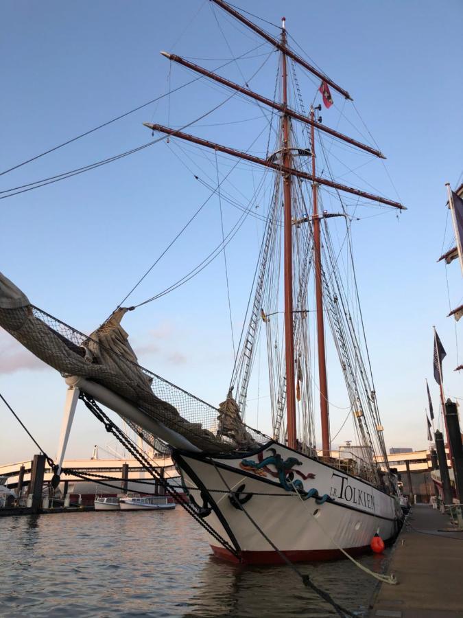 Segelschiff J.R. Tolkien Hotel Hamburg Exterior foto